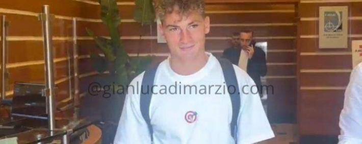 虎扑网址-S-埃斯波西托接受卡利亚里的体检：很高兴来到这里，加油卡利亚里