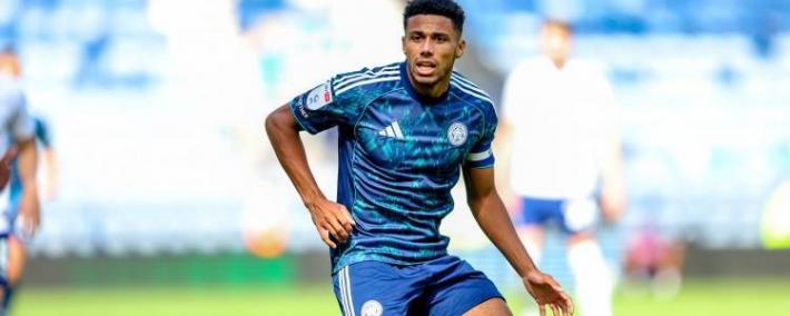 虎扑下载-萊(lái)斯特城官方：后衛(wèi)詹姆斯-贾斯汀转会加盟利兹联