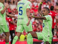 虎扑下载-西甲战火重燃，巴萨3-0大胜马洛卡，马洛卡两人染红吞苦果