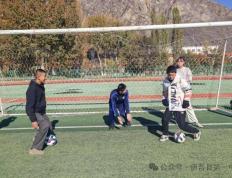 虎扑平台-郑州七中教育集团赴伊(yī)吾(wú)校区开展校园足球培训