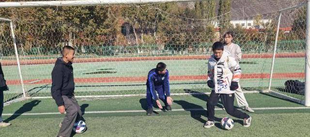 虎扑平台-郑州七中教育集团赴伊(yī)吾(wú)校区开展校园足球培训
