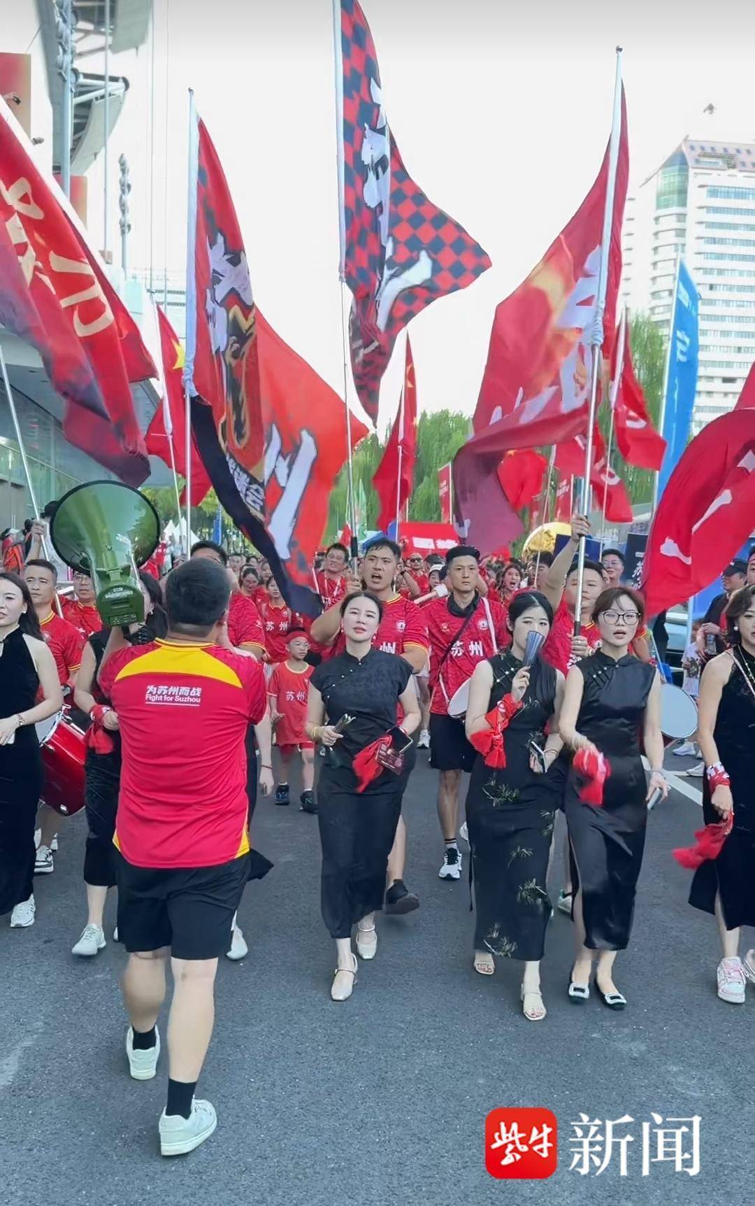 “苏超(chāo)”第九轮現(xiàn)场，苏州队与泰州队球迷应援battle