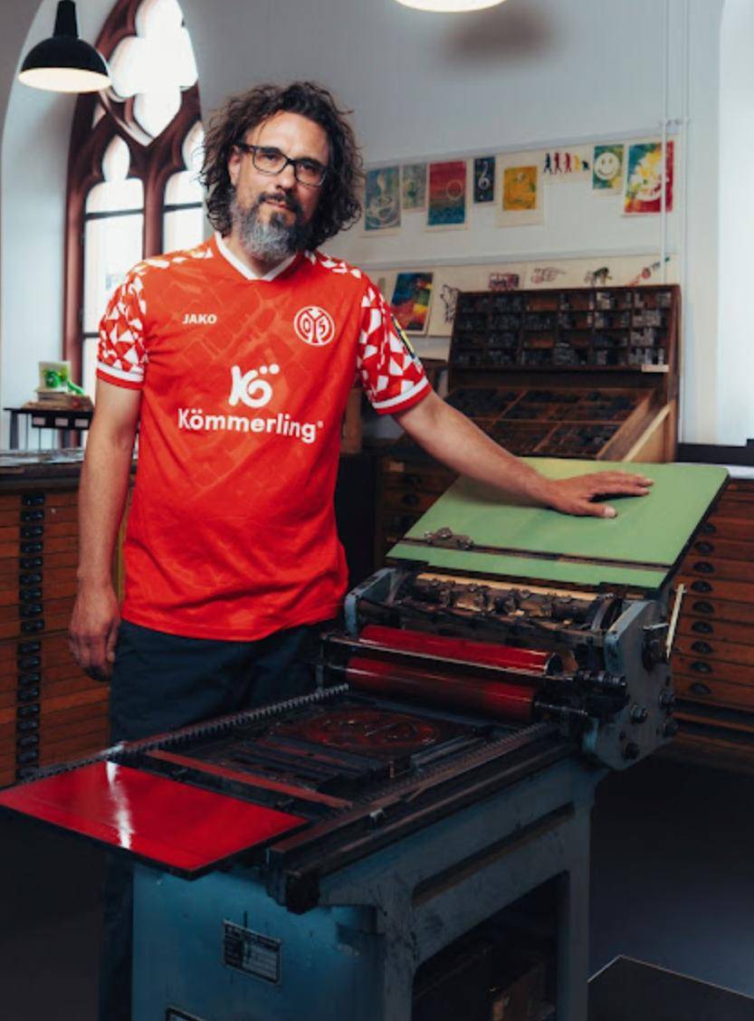 虎扑app-美(měi)因(yīn)茨05足球俱乐部发布25/26赛季全新主场球衣