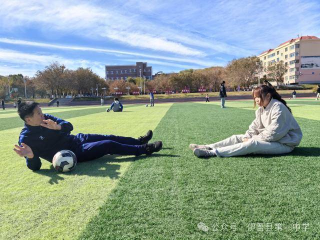 虎扑平台-郑州七中教育集团赴伊(yī)吾(wú)校区开展校园足球培训