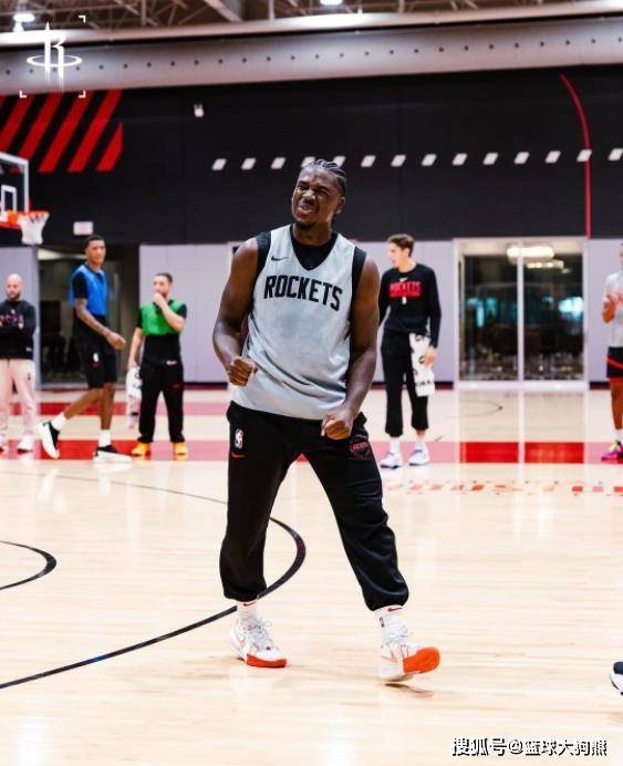虎扑评分-火箭队被动变阵!轮换第10人出炉,16分钟贡献10+1,变谢泼德绝配